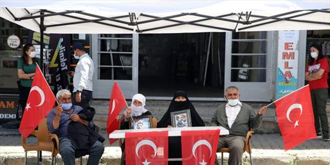 Mu'ta ocuklar daa karlan aileler HDP binas nnde oturma eylemi yapt