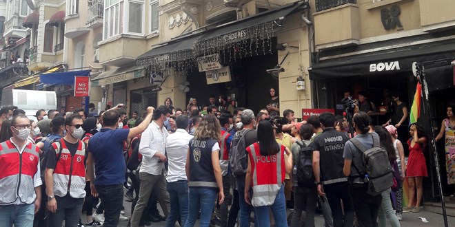 Taksim'de izinsiz yry yapmak isteyen gruba mdahale