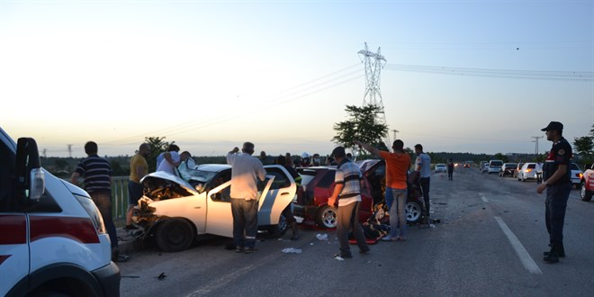 anakkale'de iki otomobil kafa kafaya arpt: 3 l