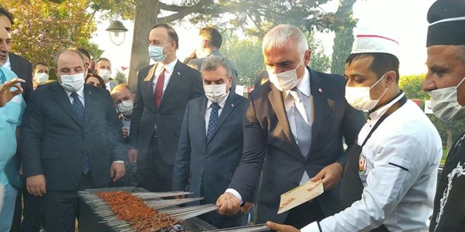 Bakan Ersoy cier kebab piirdi, Bakan Varank izledi