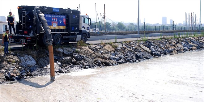 stanbul'da msilaj temizleme almalar devam ediyor