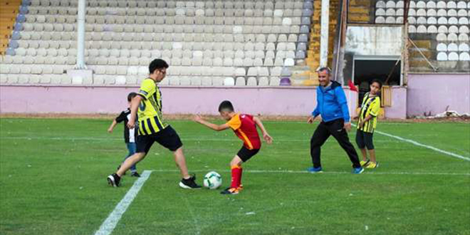 Vali, ehit ocuklarna forma hediye edip futbol oynad