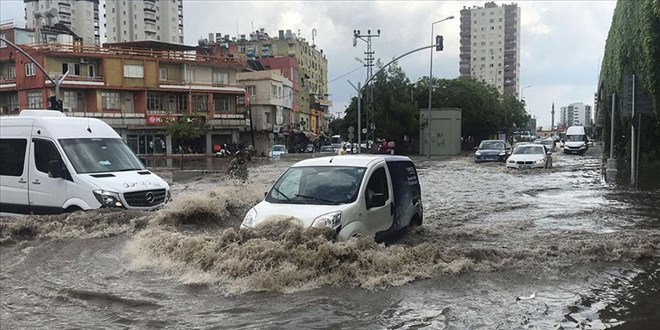 Adana'da iddetli ya hayat olumsuz etkiledi