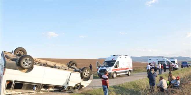 Yozgat'ta tarm iilerini tayan minibs devrildi: 11 yaral