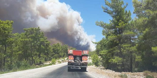 Antalya'da çıkan orman yangını yerleşim yerlerine ...