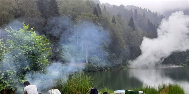 Karagl Milli Park'nda piknikiler mangal, gelin ve damat meale yakt