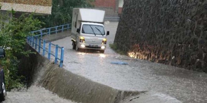 Trabzon'da saanak yamur... Srcler zor anlar yaad