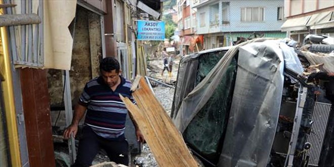 Sel felaketinin yaand Bozkurt'ta enkaz kaldrma almalarna baland