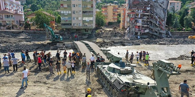 Bozkurt'ta yklan kprnn yerine seyyar kpr kuruldu