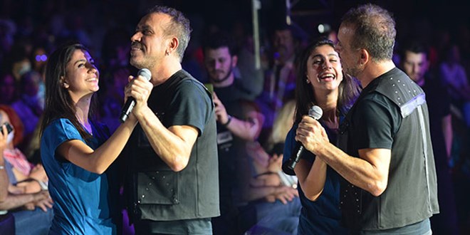 Haluk Levent, konserinde salk alanyla dans etti