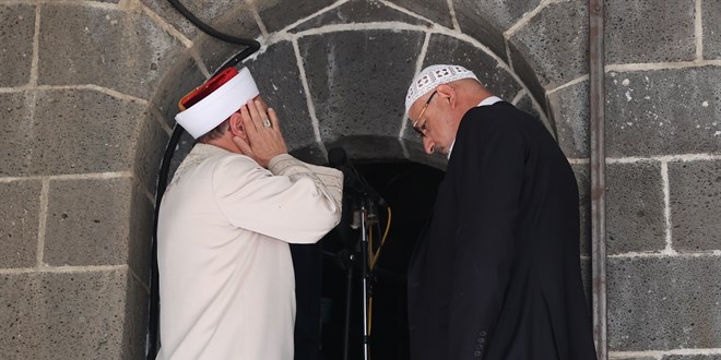 Diyanet leri Bakan Ali Erba ve Hafiz Osman ahin, ifte ezan okudu