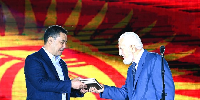 Prof. Dr. Akit, Krgzistan Cumhurbakan'na kitabn hediye etti