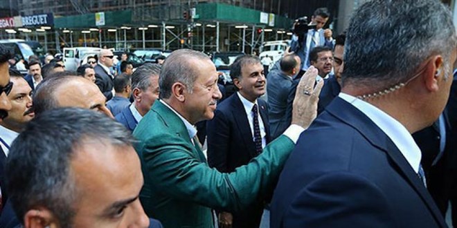 Erdoan New York'ta kald otelin nne gelen Trklerle selamlat