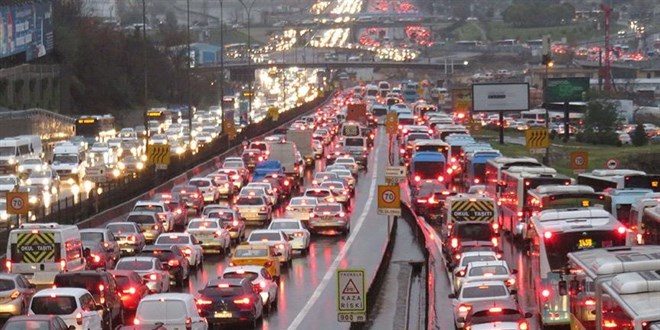 stanbul'da akam saatlerinde trafikte younluu yaanyor