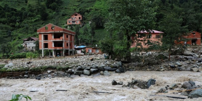 Rize'de iddetli ya hasara neden oldu