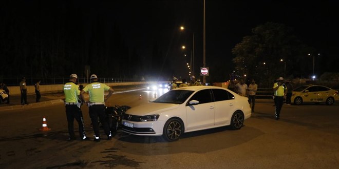 Motosikletli sivil polisler otomobille arpt: 2 polis yaral