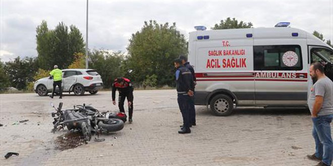 Motosikletli polis memuru, olay yerine giderken kaza geirdi