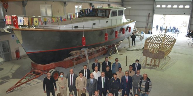 Denizcilik Lisesi rencileri 15 metre boyunda tekne yapt